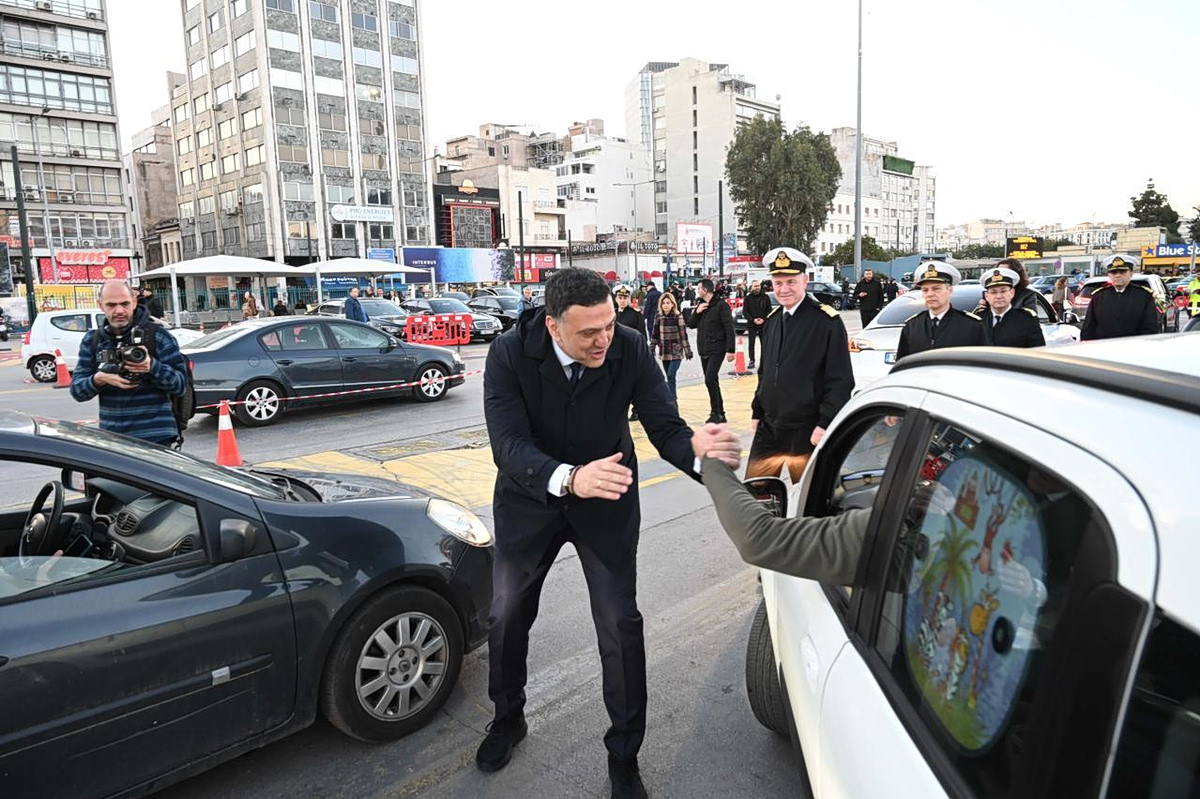 Πειραιάς: Στο λιμάνι ο Κικίλιας – Πασχαλινές ευχές σε εργαζόμενους και ταξιδιώτες [εικόνες και βίντεο]