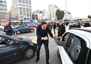 Πειραιάς: Στο λιμάνι ο Κικίλιας – Πασχαλινές ευχές σε εργαζόμενους και ταξιδιώτες [εικόνες και βίντεο]