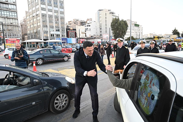 Πειραιάς: Στο λιμάνι ο Κικίλιας – Πασχαλινές ευχές σε εργαζόμενους και ταξιδιώτες [εικόνες και βίντεο]