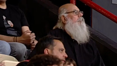 Παπάς άφησε την εκκλησία για να πάει στο ΣΕΦ για το Ολυμπιακός – Μιλάνο