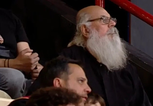 Παπάς άφησε την εκκλησία για να πάει στο ΣΕΦ για το Ολυμπιακός – Μιλάνο