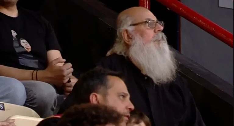 Παπάς άφησε την εκκλησία για να πάει στο ΣΕΦ για το Ολυμπιακός – Μιλάνο