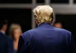 Μήπως ο πρόεδρος Τραμπ έκανε λάθος που τα έβαλε με τον Πάπα – Η «ιερή μάχη» που μπορεί να του στοιχίσει ακριβά