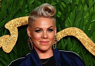Pink: Στο ρόλο της παρουσιάστριας στα 79α Βραβεία Tony στη Νέα Υόρκη