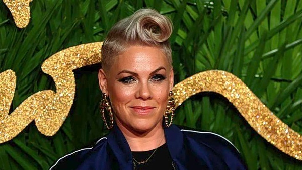 Pink: Στο ρόλο της παρουσιάστριας στα 79α Βραβεία Tony στη Νέα Υόρκη