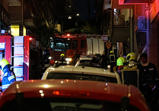 Ακαδημία Πλάτωνος: Γυναίκα ανασύρθηκε χωρίς τις αισθήσεις της από το φλεγόμενο διαμέρισμα