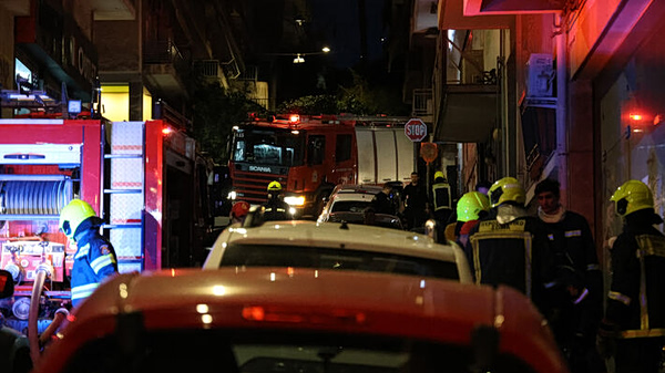 Ακαδημία Πλάτωνος: Γυναίκα ανασύρθηκε χωρίς τις αισθήσεις της από το φλεγόμενο διαμέρισμα