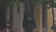 «Ξύπνησα από κραυγές και άκουσα μία τζαμαρία να σπάει» -Τι λέει ένοικος της πολυκατοικίας όπου βρέθηκε νεκρή η γυναίκα