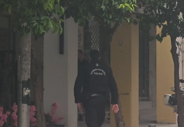 «Ξύπνησα από κραυγές και άκουσα μία τζαμαρία να σπάει» -Τι λέει ένοικος της πολυκατοικίας όπου βρέθηκε νεκρή η γυναίκα