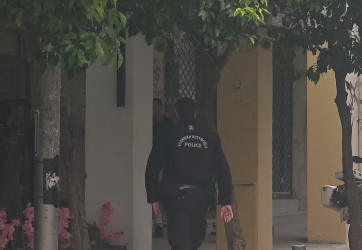 «Ξύπνησα από κραυγές και άκουσα μία τζαμαρία να σπάει» -Τι λέει ένοικος της πολυκατοικίας όπου βρέθηκε νεκρή η γυναίκα