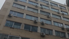 Νεκρή γυναίκα εντοπίστηκε σε ακάλυπτο πολυκατοικίας της Αθήνας – Προσήχθη ένας άντρας