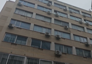 Νεκρή γυναίκα εντοπίστηκε σε ακάλυπτο πολυκατοικίας της Αθήνας – Προσήχθη ένας άντρας