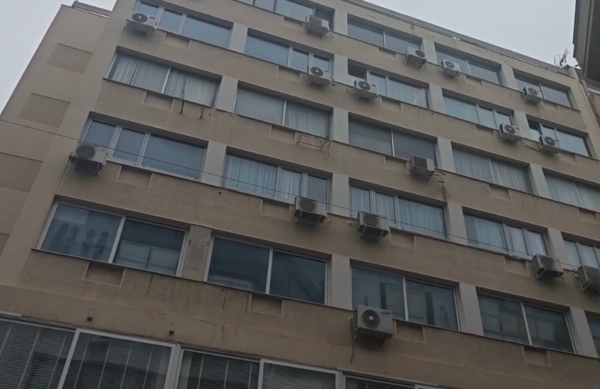 Νεκρή γυναίκα εντοπίστηκε σε ακάλυπτο πολυκατοικίας της Αθήνας – Προσήχθη ένας άντρας