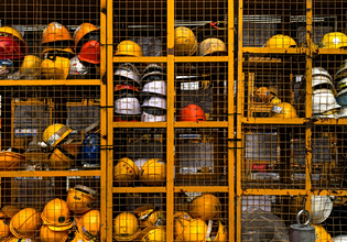 Οι νέοι πετάνε τις γραβάτες και πιάνουν το… μυστρί – Η στροφή στα τεχνικά επαγγέλματα