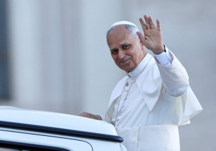 Ο Τραμπ καταφέρεται εναντίον του πάπα Λέοντα – Είναι «υπερβολικά φιλελεύθερος»