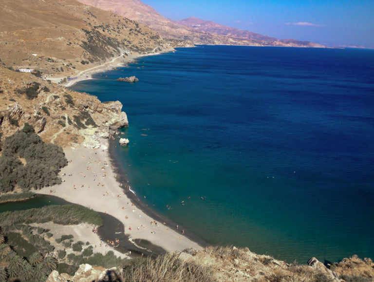 Κρήτη: Ένα 5χρονο παιδί πάτησε αναμμένα κάρβουνα σε παραλία – Στο εξωτερικό με ειδική πτήση