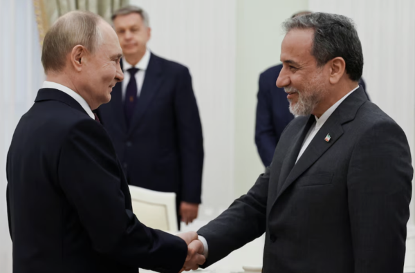 Ιράν: Και το Κρεμλίνο επιβεβαιώνει τη συνάντηση Πούτιν – Αραγτσί «στην Αγία Πετρούπολη»