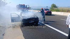 Φθιώτιδα: Αυτοκίνητο πήρε φωτιά στην εθνική οδό στο ύψος της Σκάρφειας