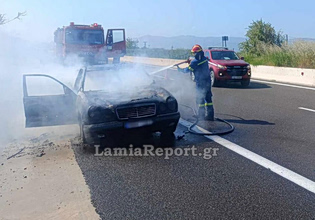 Φθιώτιδα: Αυτοκίνητο πήρε φωτιά στην εθνική οδό στο ύψος της Σκάρφειας