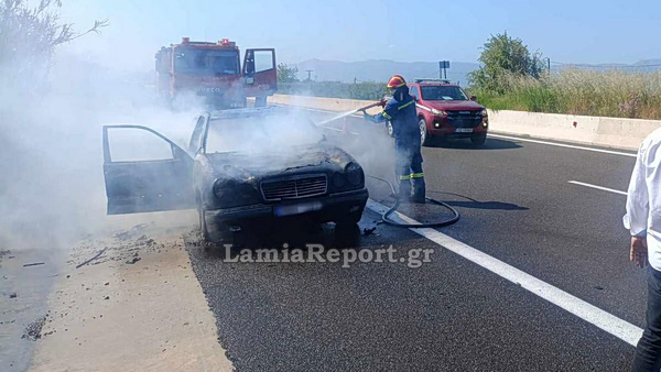 Φθιώτιδα: Αυτοκίνητο πήρε φωτιά στην εθνική οδό στο ύψος της Σκάρφειας