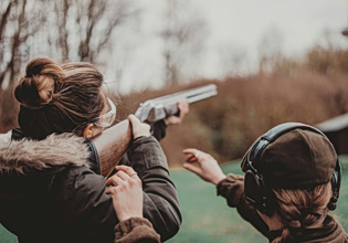 ΗΠΑ: Τραμπ, ICE και ακροδεξιά στρέφουν τους προοδευτικούς Αμερικανούς στα όπλα