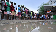 Πώς η κλιματική κρίση απειλεί τη δημοκρατία – Καύσωνες, πλημμύρες και φωτιές διακόπτουν δεκάδες εκλογές