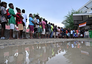Πώς η κλιματική κρίση απειλεί τη δημοκρατία – Καύσωνες, πλημμύρες και φωτιές διακόπτουν δεκάδες εκλογές