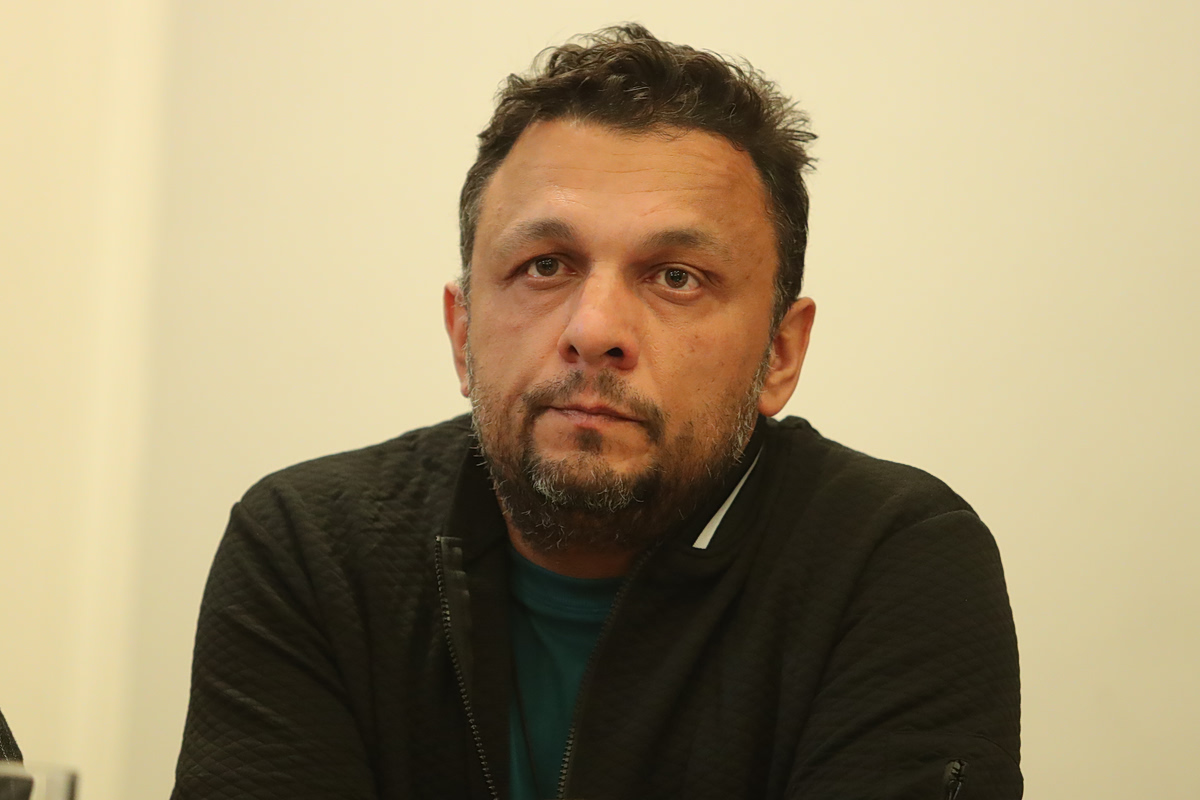 Λύγισε ο Πάνος Ρούτσι στην εκδήλωση για τη δίκη των Τεμπών: «Σήμερα θα σβήναμε τα κεράκια του Ντένις»