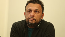 Λύγισε ο Πάνος Ρούτσι στην εκδήλωση για τη δίκη των Τεμπών: «Σήμερα θα σβήναμε τα κεράκια του Ντένις»