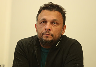 Λύγισε ο Πάνος Ρούτσι στην εκδήλωση για τη δίκη των Τεμπών: «Σήμερα θα σβήναμε τα κεράκια του Ντένις»