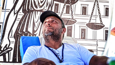 «Δεν γίνεται να παρακαλάμε τη δικαιοσύνη να κάνει τη δουλειά της» – Ο Πάνος Ρούτσι στη δίκη των Τεμπών