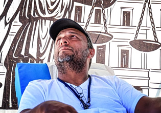 «Δεν γίνεται να παρακαλάμε τη δικαιοσύνη να κάνει τη δουλειά της» – Ο Πάνος Ρούτσι στη δίκη των Τεμπών