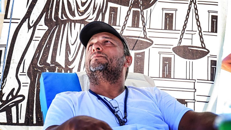 «Δεν γίνεται να παρακαλάμε τη δικαιοσύνη να κάνει τη δουλειά της» – Ο Πάνος Ρούτσι στη δίκη των Τεμπών