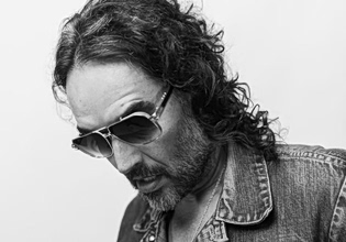 Ο Ράσελ Μπραντ παραδέχθηκε ότι έκανε σεξ με 16χρονη