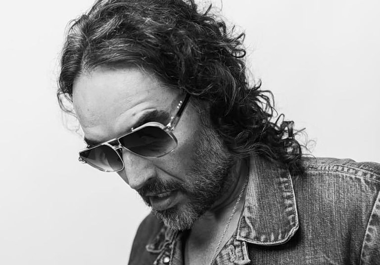 Ο Ράσελ Μπραντ παραδέχθηκε ότι έκανε σεξ με 16χρονη