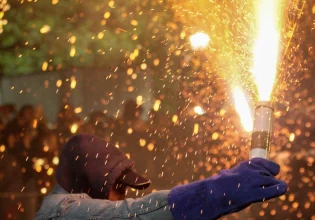 Δύο σοβαροί τραυματισμοί από βεγγαλικά στην Κορινθία: Ακρωτηριάστηκε το δάχτυλο 19χρονου