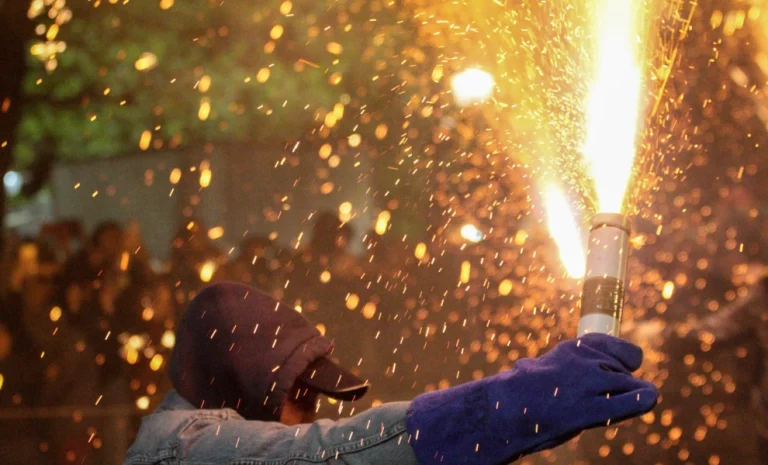 Δύο σοβαροί τραυματισμοί από βεγγαλικά στην Κορινθία: Ακρωτηριάστηκε το δάχτυλο 19χρονου