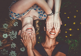 Πόσο μεγάλο ρόλο παίζουν οι φίλοι στην ευτυχία μας;