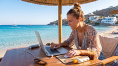 Διακοπές στα κρυφά: Γιατί πλέον οι εργαζόμενοι τρέμουν να ζητήσουν την κανονική τους άδεια;