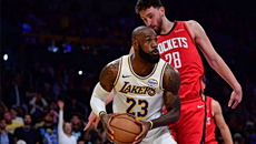 Ο Σενγκούν και η… προσοχή στον Λεμπρόν Τζέιμς: Ο Τούρκος εξήγησε το viral στιγμιότυπο με τον «Βασιλιά» του NBA (vids)