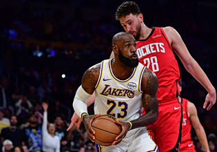 Ο Σενγκούν και η… προσοχή στον Λεμπρόν Τζέιμς: Ο Τούρκος εξήγησε το viral στιγμιότυπο με τον «Βασιλιά» του NBA (vids)