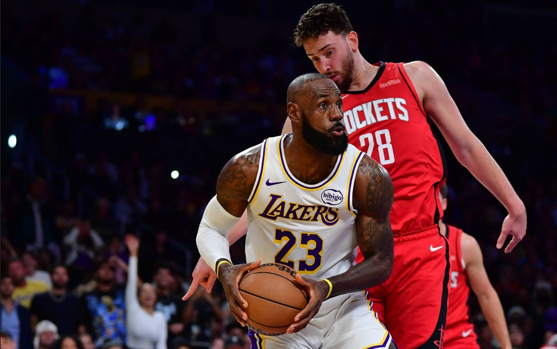 Ο Σενγκούν και η… προσοχή στον Λεμπρόν Τζέιμς: Ο Τούρκος εξήγησε το viral στιγμιότυπο με τον «Βασιλιά» του NBA (vids)