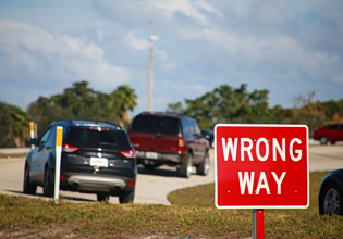 Αυτή είναι η νέα πινακίδα που τοποθετείται στους αυτοκινητόδρομους – Ο σκοπός της