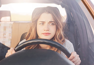 Οι 15 παραβάσεις που μπορούν να σας κάνουν να χάσετε το δίπλωμά σας και να δώσετε ξανά εξετάσεις