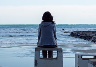 Ρέθυμνο: Γυναίκα μπήκε με τα ρούχα στη θάλασσα για να δώσει τέλος στη ζωή της