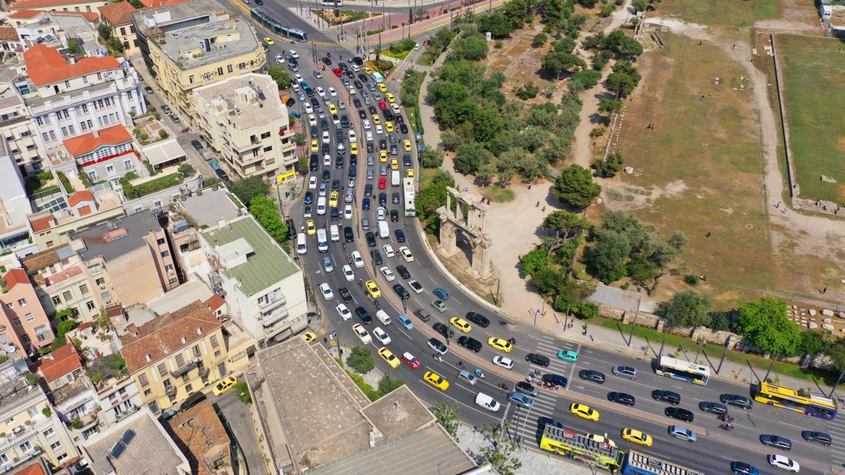 Κυκλοφοριακό κομφούζιο στους δρόμους – Στο «κόκκινο» η Αττική