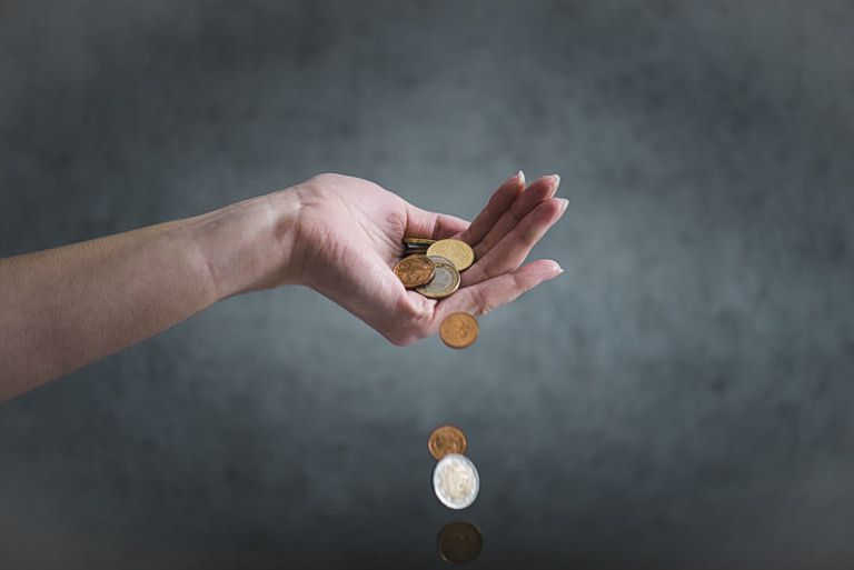 Η κοινωνία ήδη πληρώνει το μάρμαρο