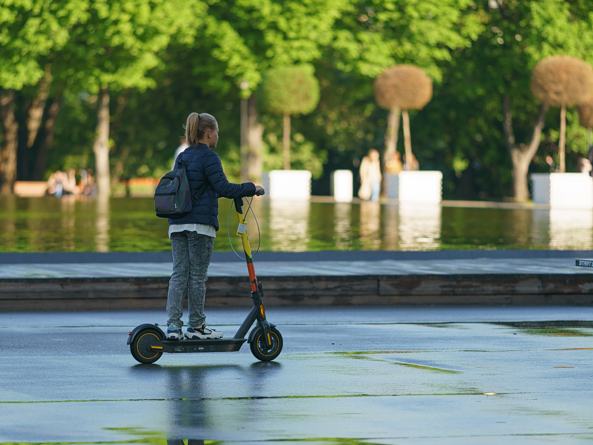 Από ποια ηλικία μπορεί κανείς να οδηγήσει ηλεκτρικό πατίνι; Τι προβλέπει ο Κώδικας Οδικής Κυκλοφορίας