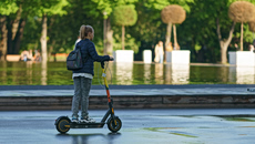 Από ποια ηλικία μπορεί κανείς να οδηγήσει ηλεκτρικό πατίνι; Τι προβλέπει ο Κώδικας Οδικής Κυκλοφορίας