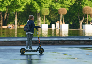 Από ποια ηλικία μπορεί κανείς να οδηγήσει ηλεκτρικό πατίνι; Τι προβλέπει ο Κώδικας Οδικής Κυκλοφορίας
